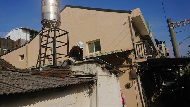 彰化警分局關懷低收入戶，屋漏問題，一起透過彰化警察志工中隊號召慈善團體，26日動員人力幫忙修繕。（彰化警分局提供／吳敏菁彰化傳真）