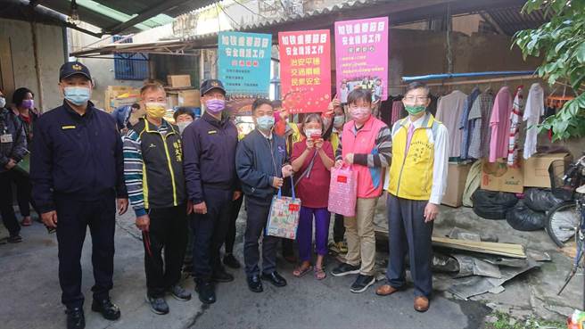 彰化警分局關懷低收入戶，屋漏問題，一起透過彰化警察志工中隊號召慈善團體，26日動員人力幫忙修繕。（彰化警分局提供／吳敏菁彰化傳真）