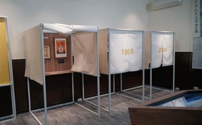 立法院民主议政园区民主时刻馆展示的一张台湾日据时代五圆骨董纸钞，日前失窃，该纸钞展示于类式投票圈票处的小空间内。（黄国峰摄）