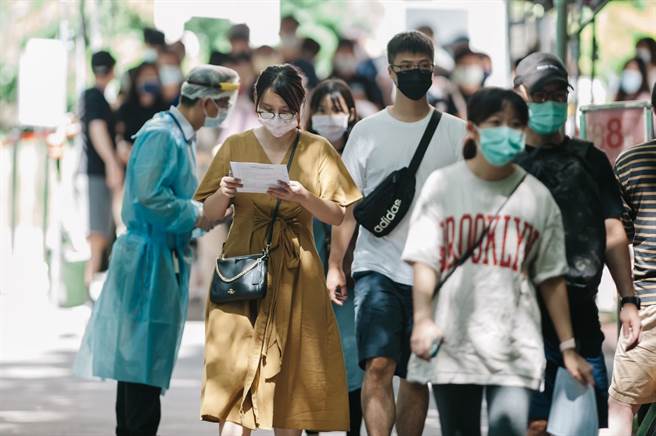 医师沈政男表示，社区不明的感染个案可将其解读成是Omicron渗漏，并没有在社区里造成扩大。图为疫情下民眾生活照。（图／记者郭吉铨摄影）