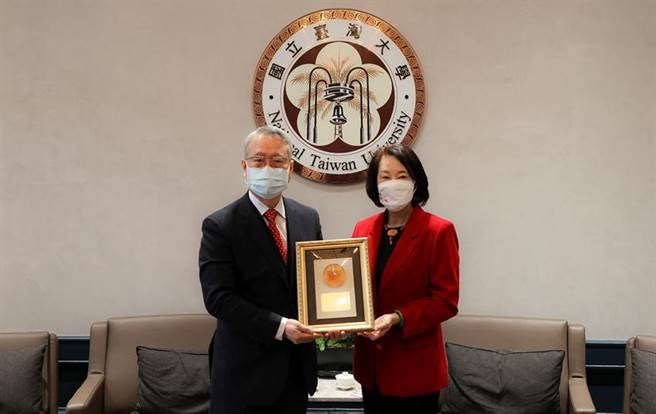 （上海商银赞助台大校园护树计画，台湾大学副校长周家蓓（右）致赠感谢状，由上海商银总经理林志宏（左）代表接受。图／上海商银提供）  
