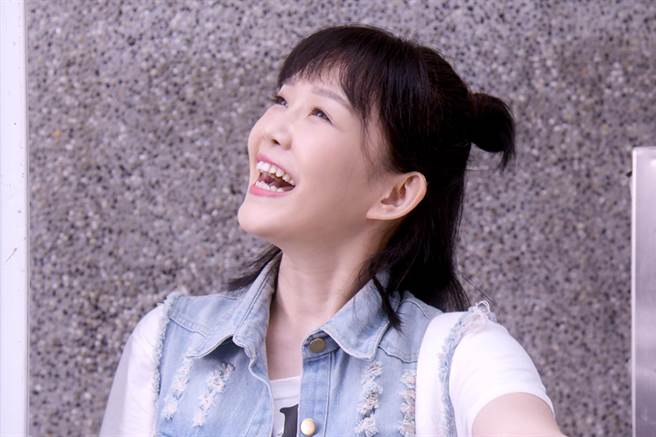 李佳豫饰演正向乐观的女孩。（中天综合台提供）