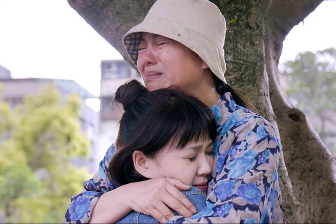 潘丽丽与李佳豫剧中互动温馨感人。（中天综合台提供）