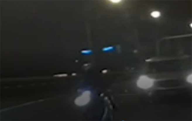 经过一处弯道时，重机迎面而来遭撞上。(翻摄自记者爆料网影片)
