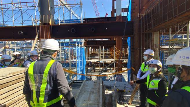 劳动部部长许铭春今天率队劳动检查立信建设位于新北市板桥区江子翠某建案，并发现违反职安法多项次，并开罚51万元罚锾。（林良齐摄）