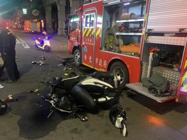 16岁无照机车骑士今清晨撞上打火消防车昏迷不醒（翻摄照片／戴上容新北传真）