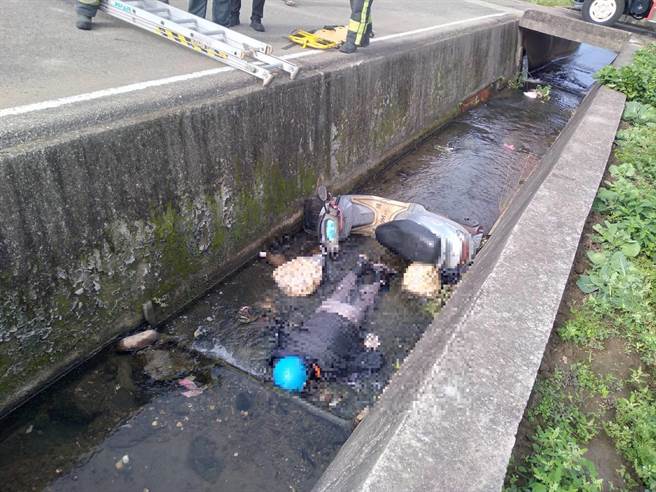 70岁郑姓老翁疑似自摔，连人带车跌进排水沟中溺毙。（翻摄照片／李京升苗栗传真）