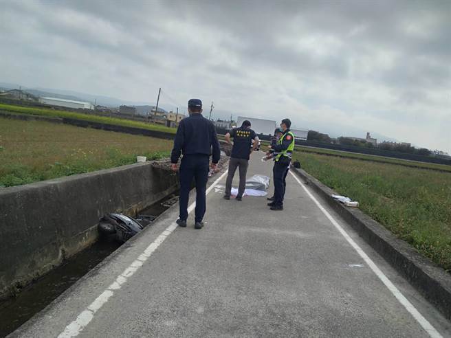 警消人员获报到场时，发现郑姓老翁已无生命迹象。（翻摄照片／李京升苗栗传真）