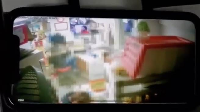 逞凶鬥狠！ 7惡煞狠砸檳榔攤  警鎖定中壢幫派分子（圖/擷取自影片）