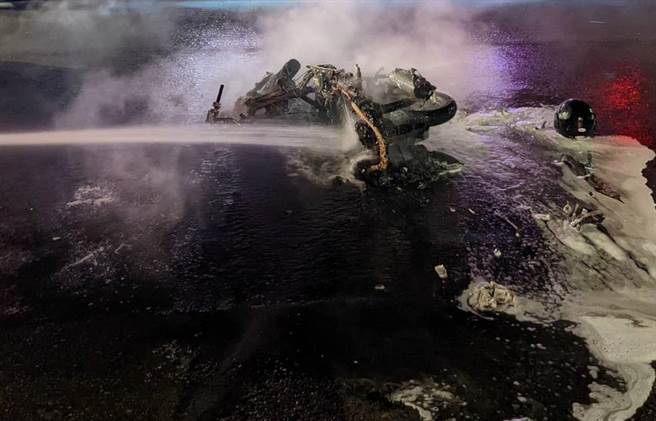桃園中壢汽機車相撞 機車起火燒到剩骨架。(消防局提供／呂筱蟬桃園傳真)