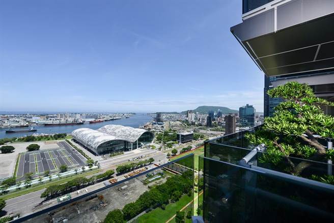 （高永机构在高雄亚湾推出的「大船入港」，将高雄港湾美景尽入眼帘，近期成交价每坪4字头起跳，今年2月可望见到5字头成交案例。图/高永提供）