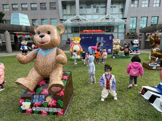 2022新北灯会将在三重区新北大都会公园举办，三重区公所今年特别与台湾泰迪熊协会合作，即日起在公所前大草坪展出台湾国宝熊等26只大小泰迪熊，区长陈奇正也预告，灯会时还有106只各式泰迪熊出没新北灯会（三重区公所提供／戴上容新北传真）