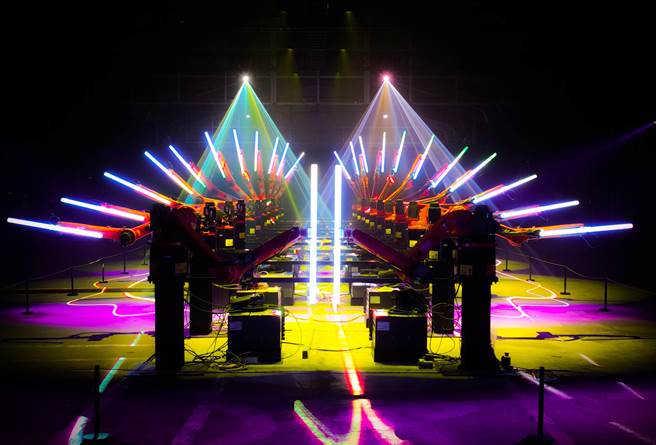 「2022台湾灯会在高雄」最震撼平行展，「千手光剑」机械手臂光之展演。 （柯宗纬翻摄）