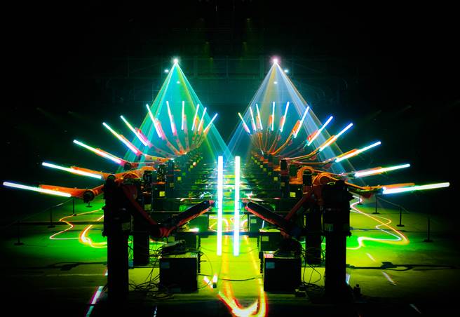 「2022台湾灯会在高雄」最震撼平行展，「千手光剑」机械手臂光之展演。 （柯宗纬翻摄）
