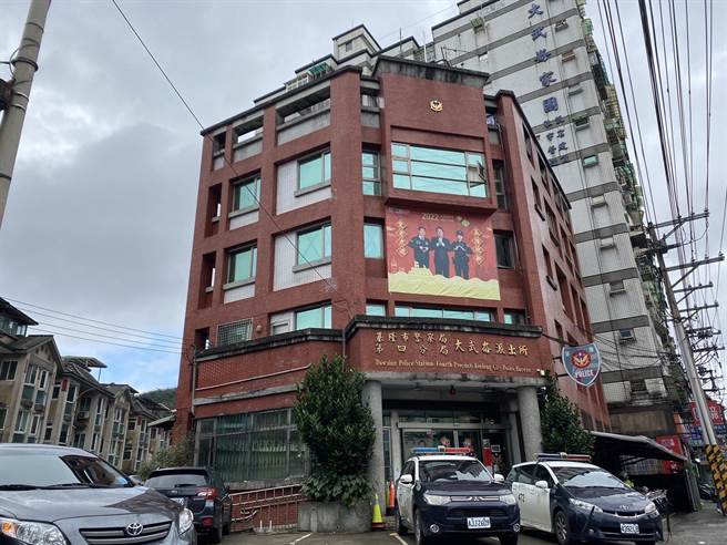 基隆市长林右昌与警察同仁拍摄巨幅形象海报，向市民拜年。（基隆市警局提供／陈彩玲基隆传真））