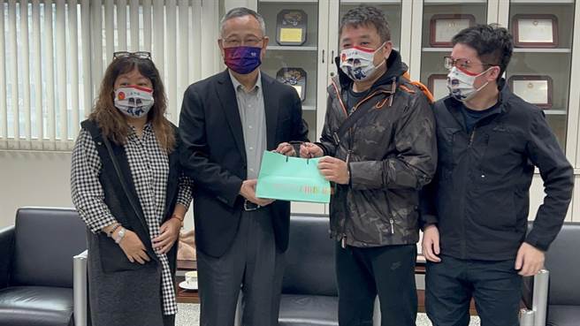 三重警分局慰问警员洪廷恩（警方提供／戴上容新北传真）