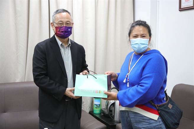 新庄丹凤所慰问警员林得夫妻子（警方提供／戴上容新北传真）