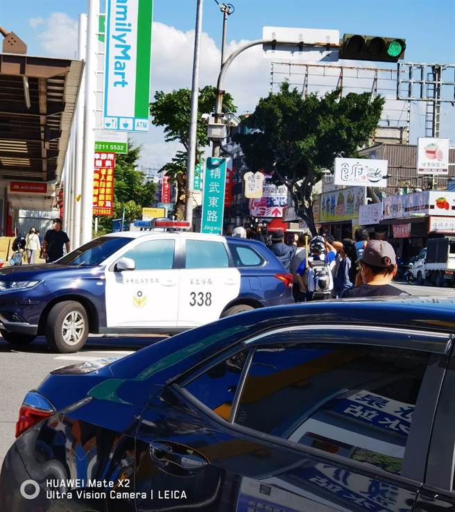 台中狙杀！男超商外遭开枪爆头无生命迹象，枪手从容离去。(翻摄自记者爆料网)