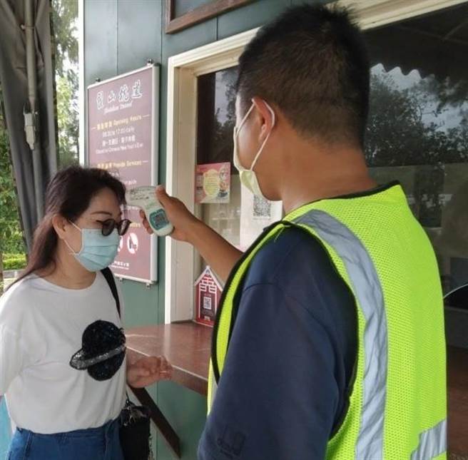 金管處呼籲民眾落實個人衛生防疫、保持安全社交距離，並遵守進入室內空間量測體溫、佩戴口罩及實聯制登記等相關防疫規範。（金管處提供）