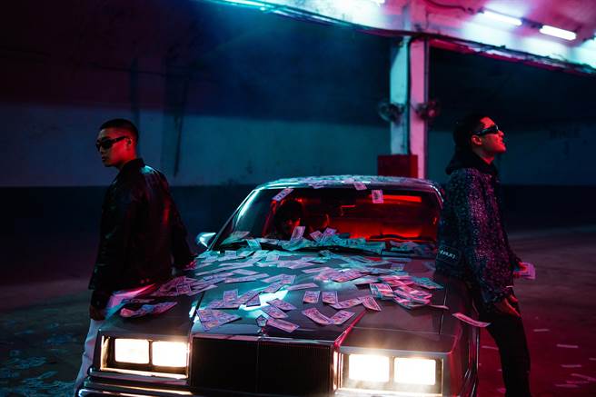 LEE跟周湯豪在〈City of Angels〉MV中飾演銀行搶匪。（環球音樂提供）