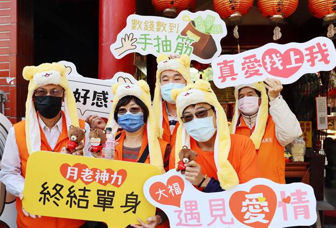 因应疫情转严，嘉义市崎顶大福兴宫月老祖庙原订大年初五举办「我爱月老逗阵来作伙」未婚真爱联谊临时取消，另祭打卡送玩偶等好康。（吕妍庭摄）