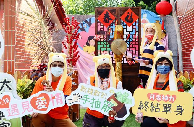 因应疫情转严，嘉义市崎顶大福兴宫月老祖庙原订大年初五举办「我爱月老逗阵来作伙」未婚真爱联谊临时取消，另祭打卡送玩偶等好康。（吕妍庭摄）