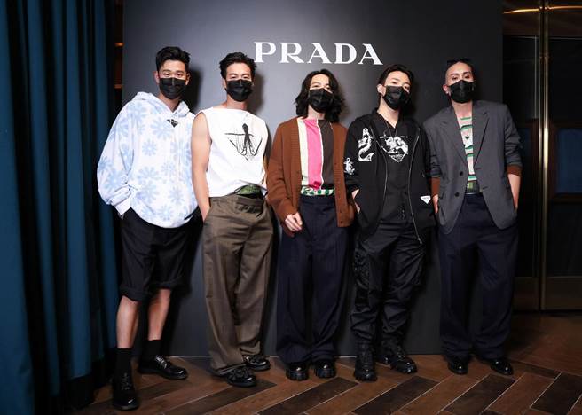 眾星现身齐看秀，（左至右）周兴哲、林敬伦、林宥嘉、OZI、黄宣出席Prada 2022秋冬男装秀直播活动。（Prada提供）