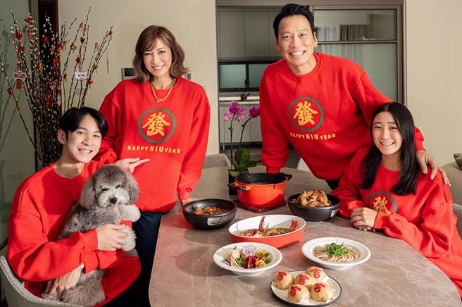 艾力克斯、李咏娴一家4口应景换上喜气过年服装。（艾迪升传播提供）