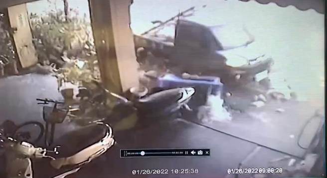 41歲陳姓男子26日駕駛小貨車行經鳳山區鳳松路時，車輛突然失控向右偏移，隨後撞上在路旁擺玉米攤的78歲曾姓老婦人。（翻攝畫面／洪浩軒高雄傳真）