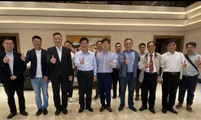 民进党高市议员拟参选人余宗熹出示照片指出，自己曾跟正国会接触过。（余宗熹提供）