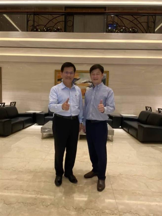 民进党高市议员拟参选人余宗熹出示照片指出，自己曾跟正国会接触过。（余宗熹提供）