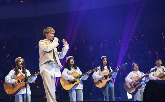 鼓鼓邀14位吉他社學生一同表演浪漫〈簽收我的心〉。（相信音樂提供）