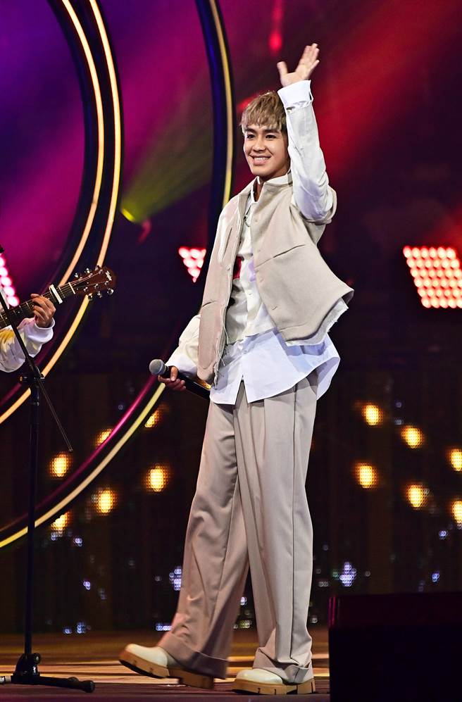 鼓鼓登上紅白藝能大賞，演唱浪漫〈簽收我的心〉。（相信音樂提供）