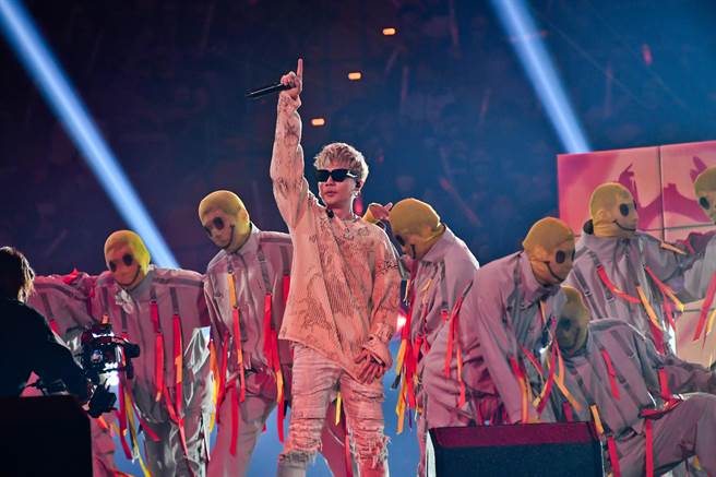 蕭秉治以演唱會規格邀10位舞者大陣仗共演〈WILD〉。（相信音樂提供）