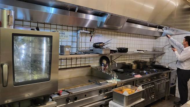 餐饮业空污管制新法上路后，业者需依规设置并维护防制设备。（环保局提供）