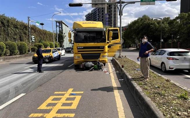 陳姓男子騎車遭砂石車衝撞，車毀人傷。（民眾提供）
