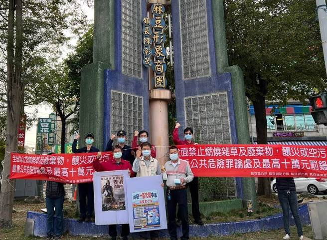 台南市消防局第2大队与麻豆区公所、麻豆派出所、麻豆清洁队至麻豆区重要路口悬挂宣导标语，呼吁民眾勿任意燃烧杂草及废弃物。（读者提供／刘秀芬台南传真）