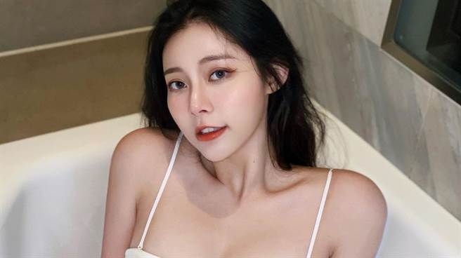 张香香日前晒出辣照替商品宣传，网友却忍不住歪楼。（图／IG＠m40925）