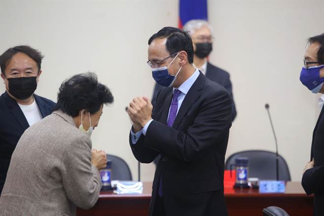 針對蔡英文總統打「經國牌」引發藍綠批評，國民黨主席朱立倫（中）26日在中常會批評，前幾天蔣經國紀念圖書館落成啟用，「蔡總統從頭到尾的致詞並沒有肯定蔣經國」，只強調開放給人民決定，這是哪一種參與的方式？而民進黨各方的批判、攻擊更是充滿矛盾，充滿對蔣的污辱。（張鎧乙攝）