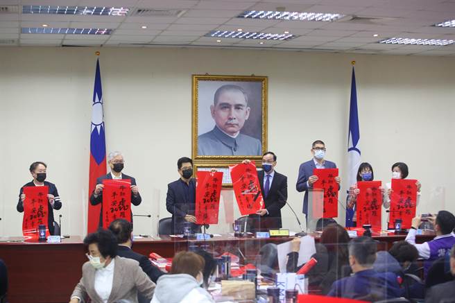 針對蔡英文總統打「經國牌」引發藍綠批評，國民黨主席朱立倫（中）26日在中常會批評，前幾天蔣經國紀念圖書館落成啟用，「蔡總統從頭到尾的致詞並沒有肯定蔣經國」，只強調開放給人民決定，這是哪一種參與的方式？而民進黨各方的批判、攻擊更是充滿矛盾，充滿對蔣的污辱。（張鎧乙攝）