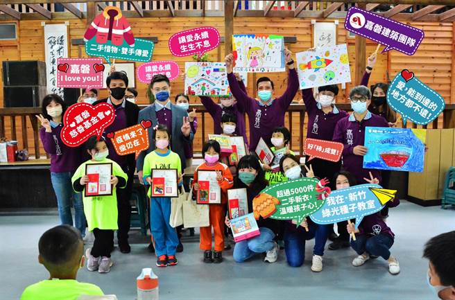 嘉磐慈善基金会从服务中看见需求，发起「二手惜物．双手传爱」二手衣募捐慈善行动。（嘉磐慈善基金会提供／卢金足台中传真）