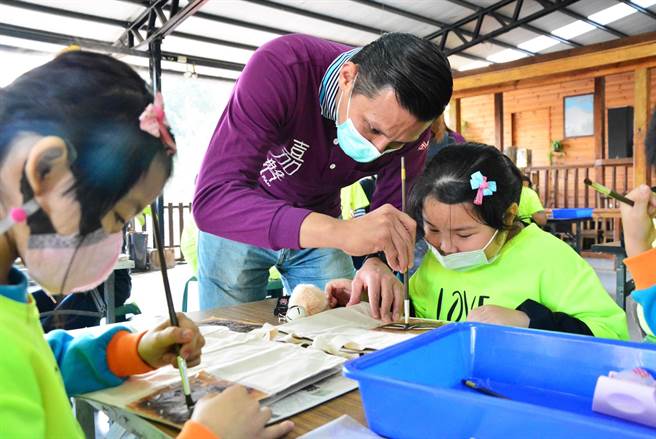 嘉磐基金会成为抛砖引玉公益平台，匯聚同行善友的心念，携手成就孩子的梦想与未来，让爱的循环生生不息。（嘉磐慈善基金会提供／卢金足台中传真）