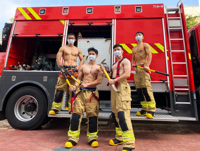 嘉縣消防局首發「虎力勇猛男桌曆」。（張亦惠攝）