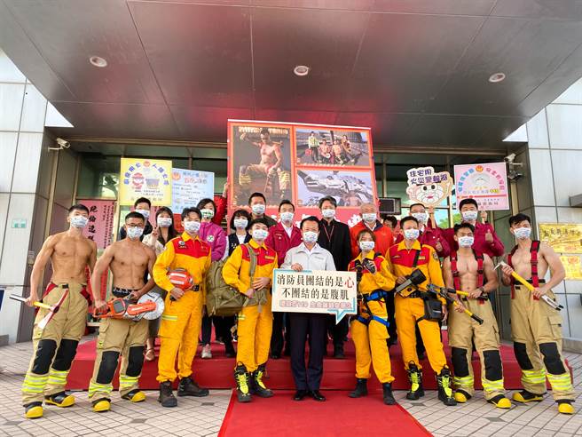 嘉縣消防局首發「虎力勇猛男桌曆」。（張亦惠攝）