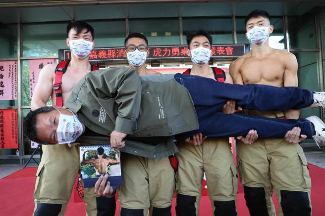 嘉縣消防局首發「虎力勇猛男桌曆」。（張亦惠攝）