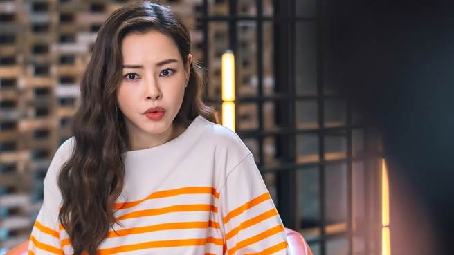 李荷妮说：「比起刻意搞笑更希望能忠实地呈现剧本内容。希望观眾是因为觉得剧情很有趣，自然而然的笑出来」。（图／龙华电视提供）