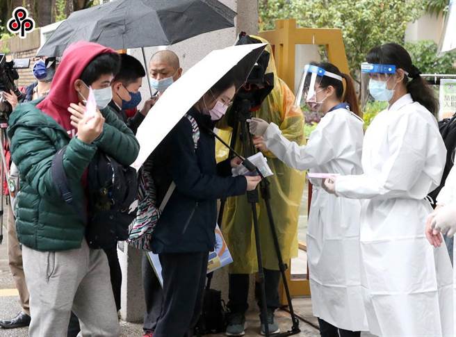 大学学测甫结束，高雄随即传出1名学测考生确诊，全国严阵以待。图非该名考生与考区。(本报资料照)