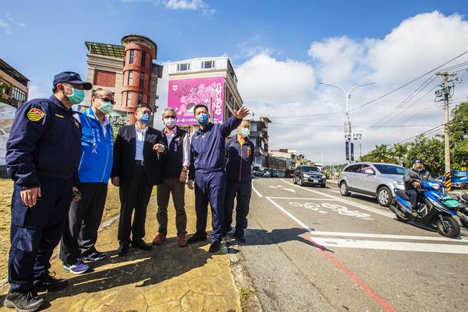竹东警分局长林明锋（右二）向县长杨文科（中）说明春节期间北埔老街疏运措施。（罗浚滨摄）
