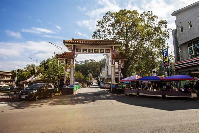 春节期间到北埔老街的车辆，从台3线转南兴街后要从秀峦公园开到停车场。（罗浚滨摄