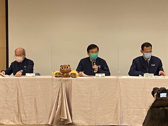 交通部长王国材（中）表示，去年1月至11月酒驾造成死亡人数为290人，较前年同期增加26人、9.8％，预料去年将超过前年，将是10年来首见成长。（陈佑诚摄）